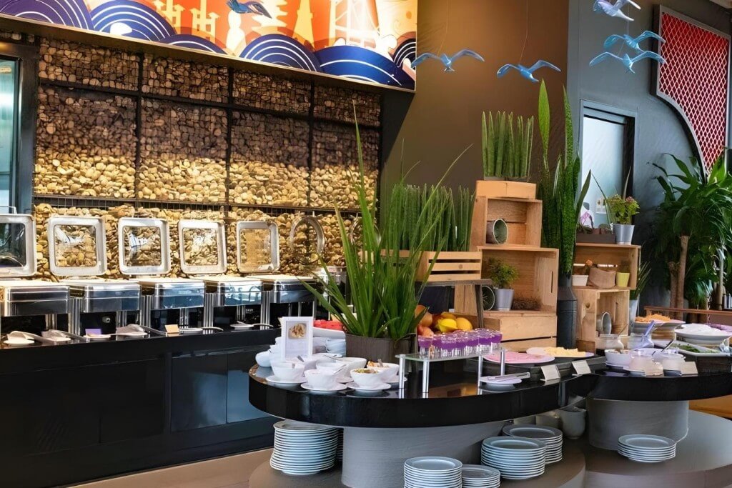 Hotel Clover Asoke offers a rich breakfast menu with Thai dishes. There are small changes every day, so you won’t get tired of it. Hotel Clover Asoke offers a rich breakfast buffet with diverse Chinese, Western, and Thai cuisine options.