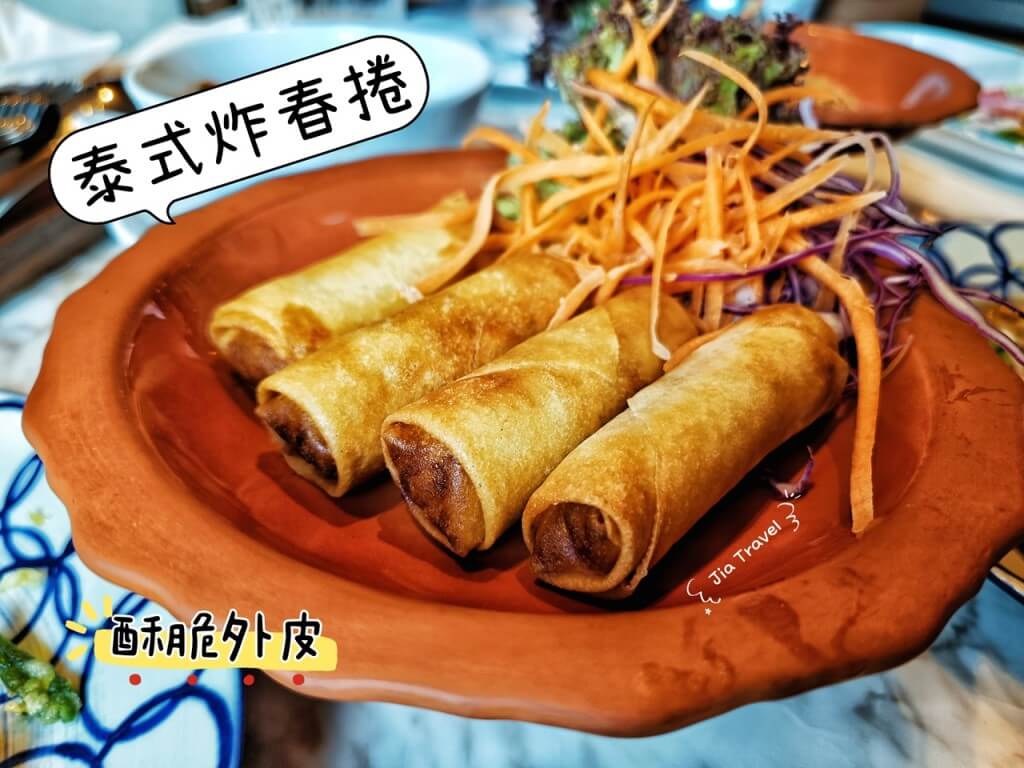 Crispy Thai-style fried spring rolls, perfect as a starter.