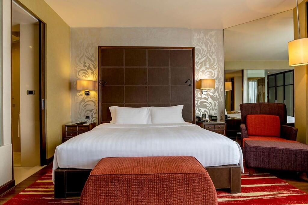 Hilton Bangkok Grande Asoke offers spacious, clean, and modernly-designed guest rooms.