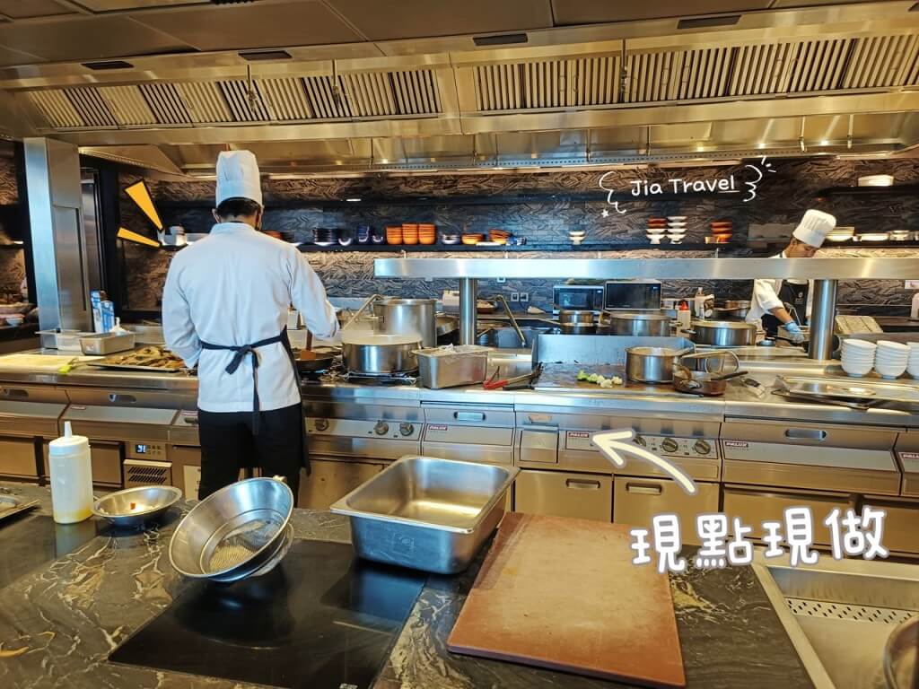 A selection of freshly cooked, a la minute dishes from Market Cafe by Khao's buffet menu.