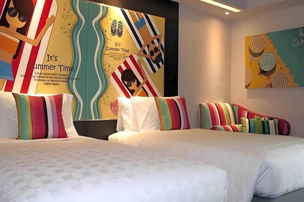 Hotel Clover Asoke features clean rooms and comfortable beds, making it suitable for tourists traveling independently in Bangkok.