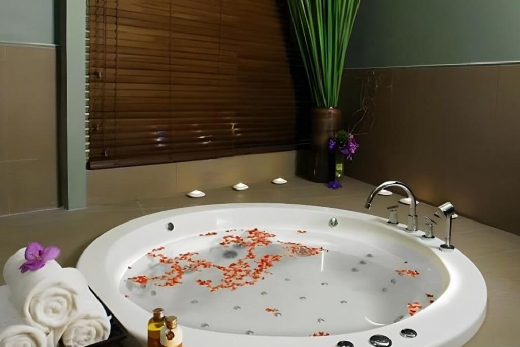 Grande Centre Point Terminal 21 Soaking Tub: In-Room Bathtub Review