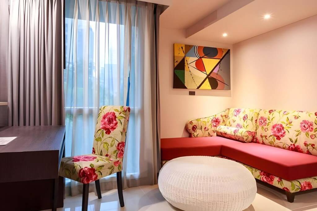 Hotel Clover Asoke rooms are fully equipped with free Wi-Fi, a safe, a mini refrigerator, an LCD TV, a kettle, and more.