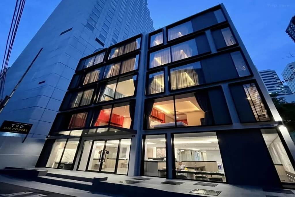 T2 The Portal Sukhumvit – the building looks totally sleek and modern!