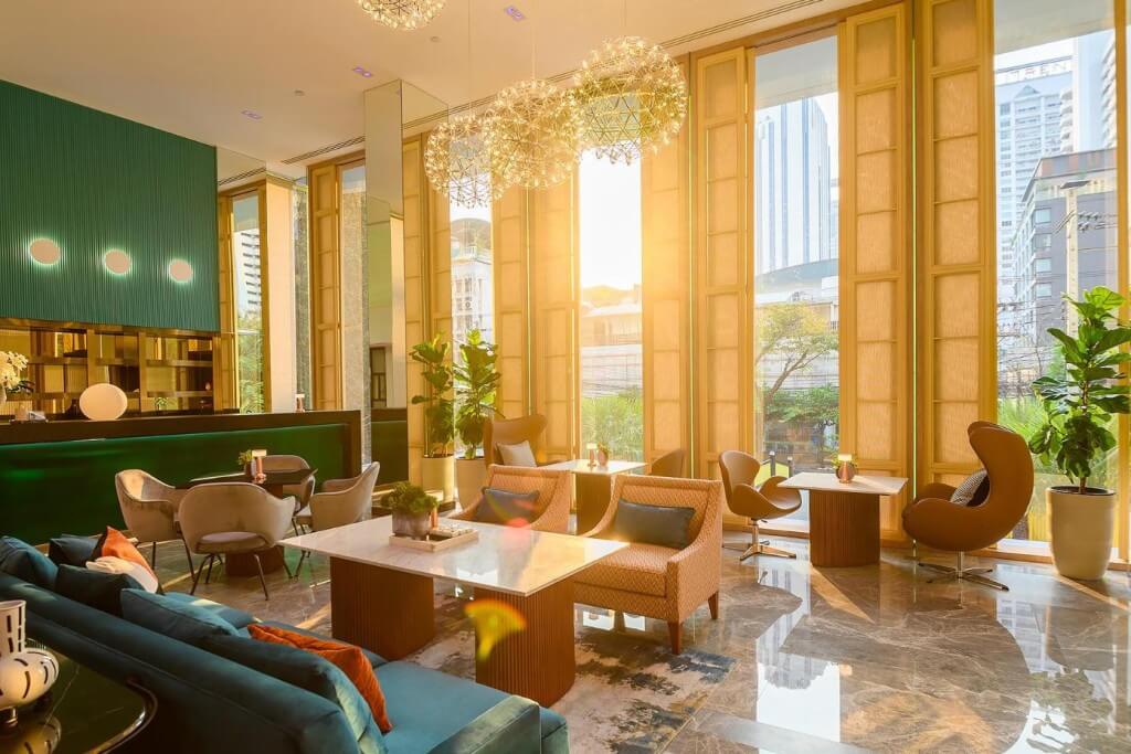 The lobby of SQ Boutique Hotel features a European-inspired light luxury style, with lofty ceilings and expansive floor-to-ceiling windows. It’s such a photogenic spot!