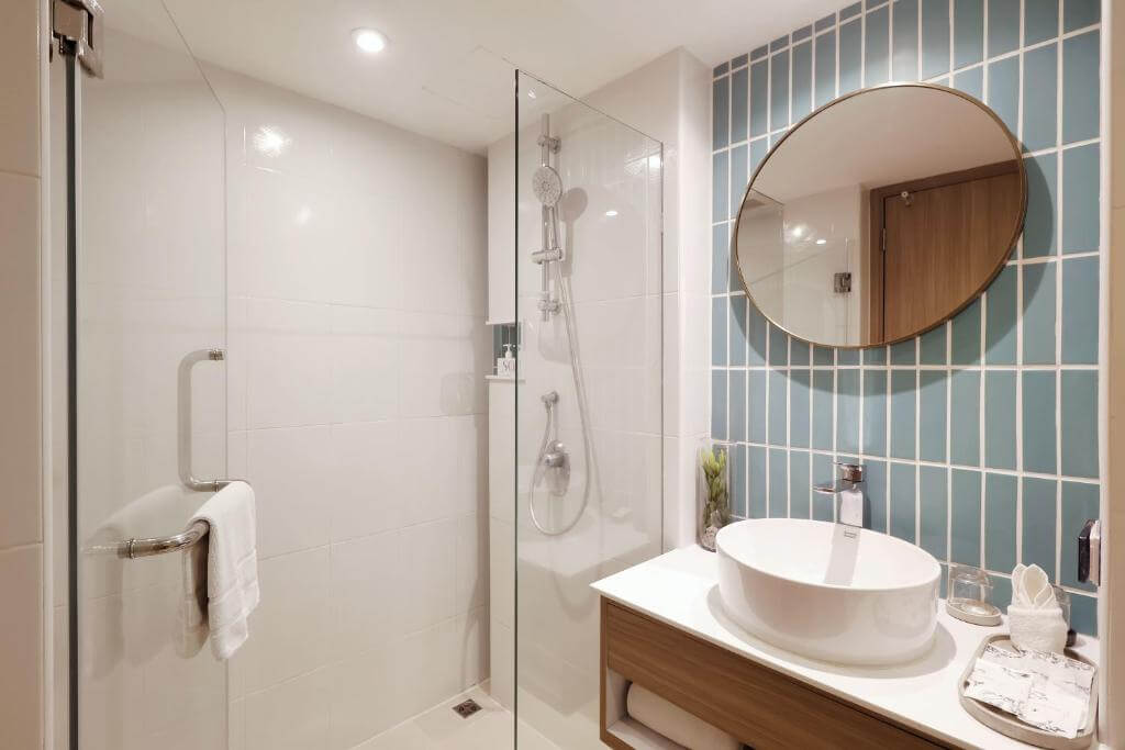 The bathrooms at SQ Boutique Hotel are designed with separate wet and dry areas, offering stable water pressure and quick access to hot water—making showers exceptionally comfortable.