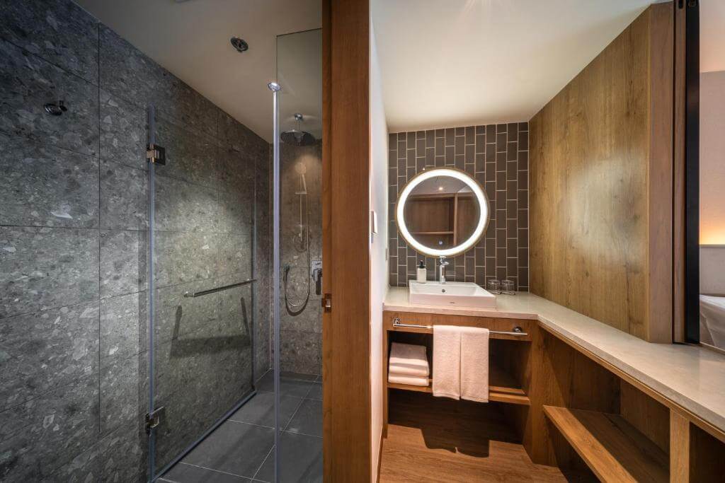 Modern Wet and Dry Separated Bathroom at Sotetsu Grand Fresa