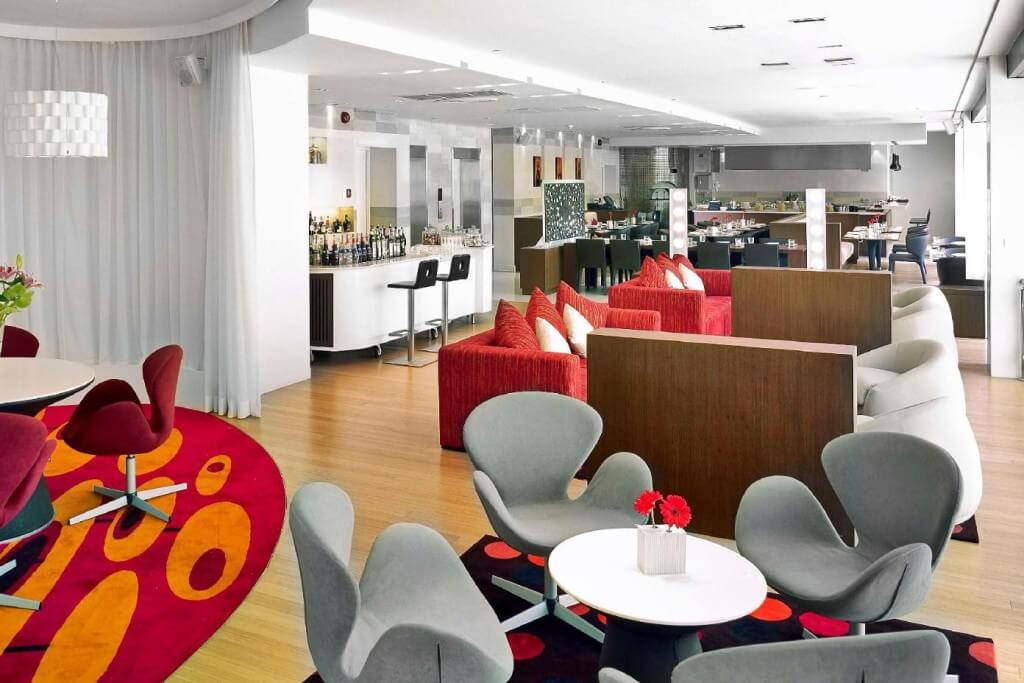 NH Bangkok Asoke offers a spacious and comfortable dining environment.