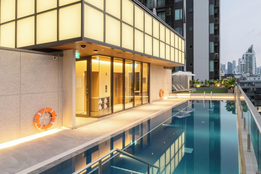Relaxing Outdoor Swimming Pool at Sotetsu Grand Fresa Bangkok