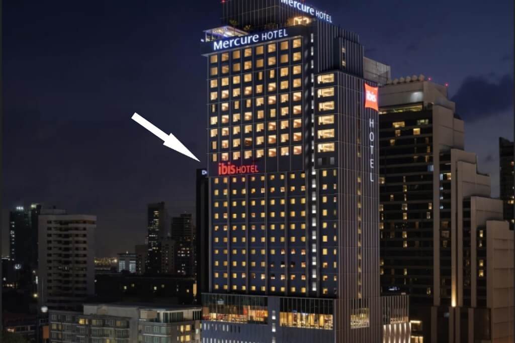 Right on the BTS Phrom Phong station skywalk, you’ll spot Ibis Bangkok Sukhumvit 24.