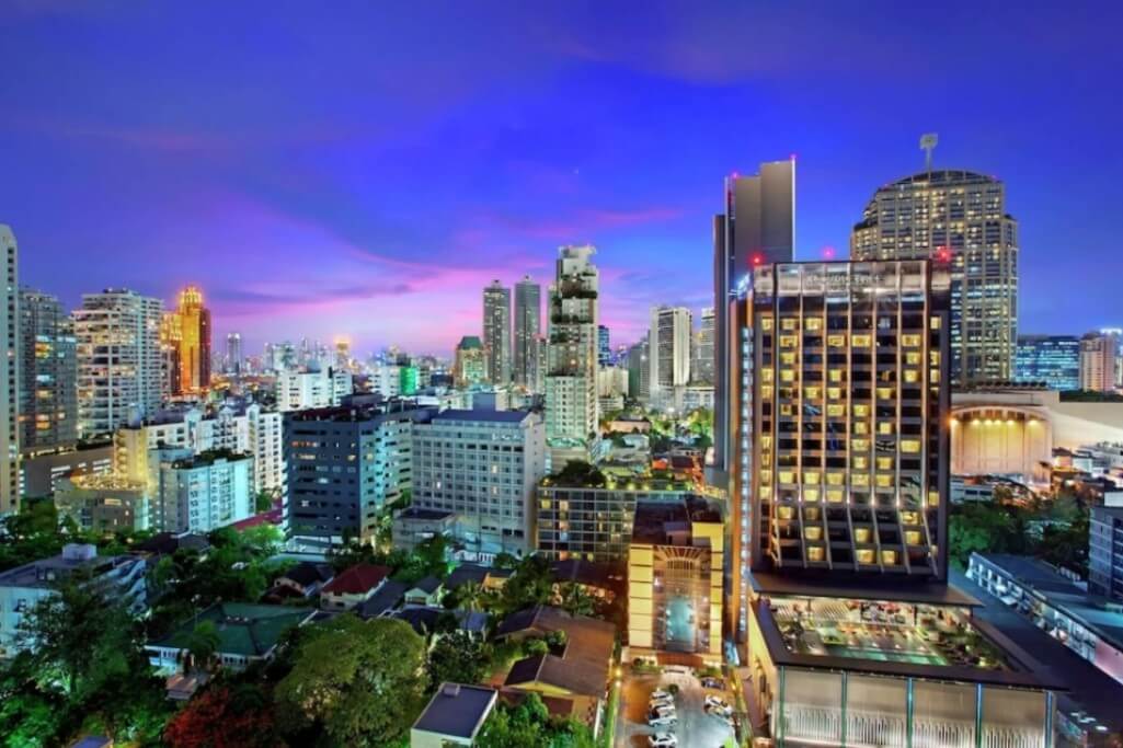 The full exterior building view of the DoubleTree by Hilton Bangkok Sukhumvit Hotel.
