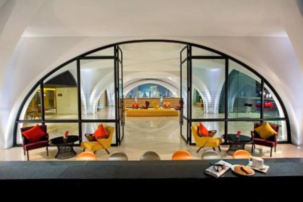 At the lobby seating area of DoubleTree by Hilton Bangkok Sukhumvit, it’s just as chill as your neighborhood coffee shop.