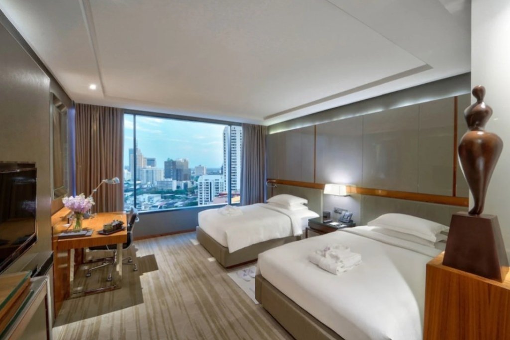 Hilton Sukhumvit Bangkok twin bed room with ample space and clean modern design