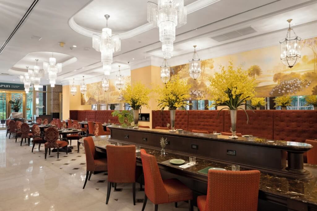 Grande Centre Point Hotel Ratchadamri Bangkok breakfast seating area with bright natural light