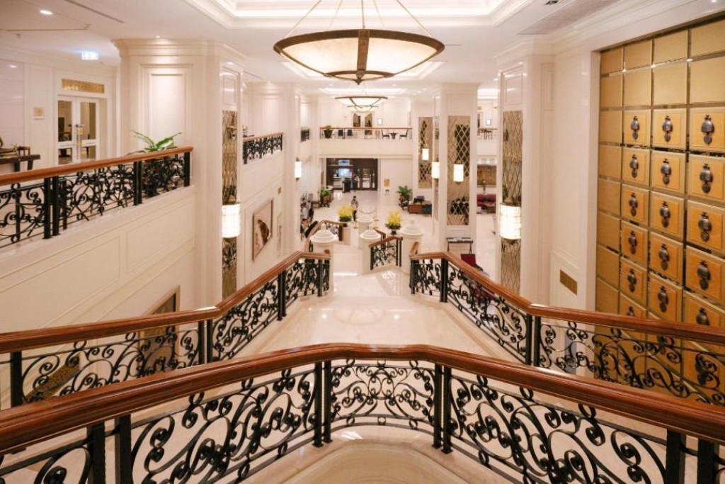 Grande Centre Point Hotel Ratchadamri Bangkok view from spiral staircase overlooking spacious lobby