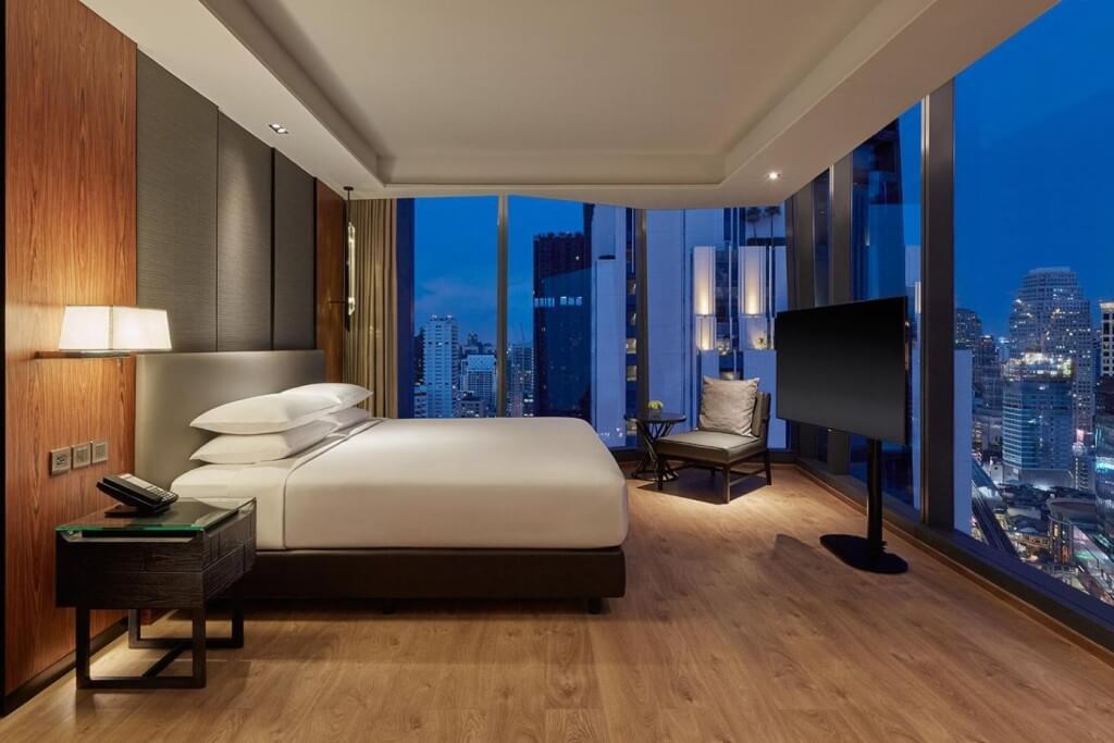 The rooms at Hyatt Regency Bangkok Sukhumvit are clean and neat, with floor-to-ceiling windows and a city view.