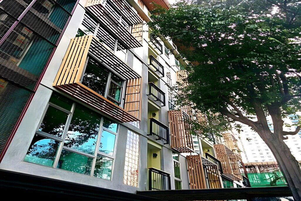 Walking up to Tints of Blue Hotel Bangkok, you can already tell they're big on wood. The whole exterior is covered in it.