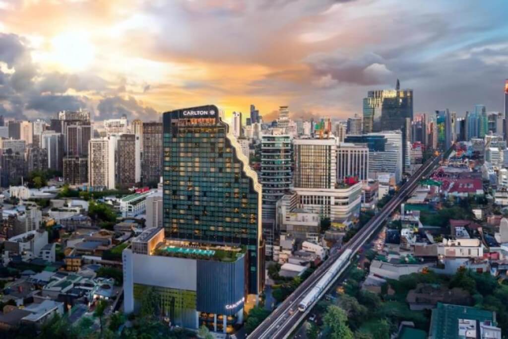 Carlton Hotel Bangkok Sukhumvit’s sleek, modern building exterior and entrance