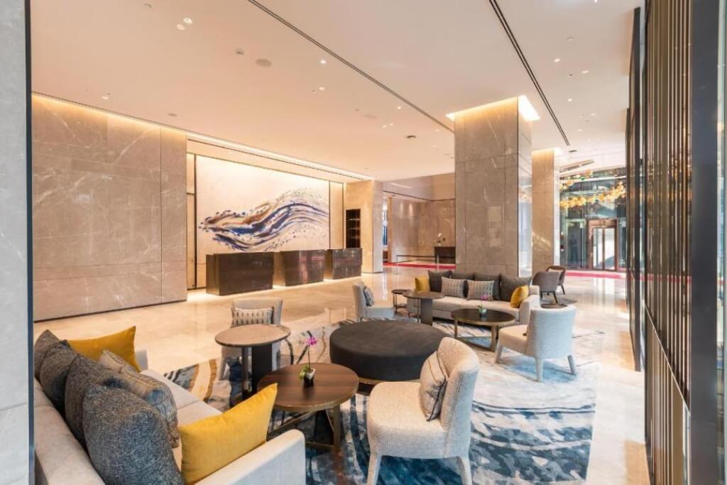 Carlton Hotel Bangkok Sukhumvit has that super high, grand lobby and a super professional front desk.