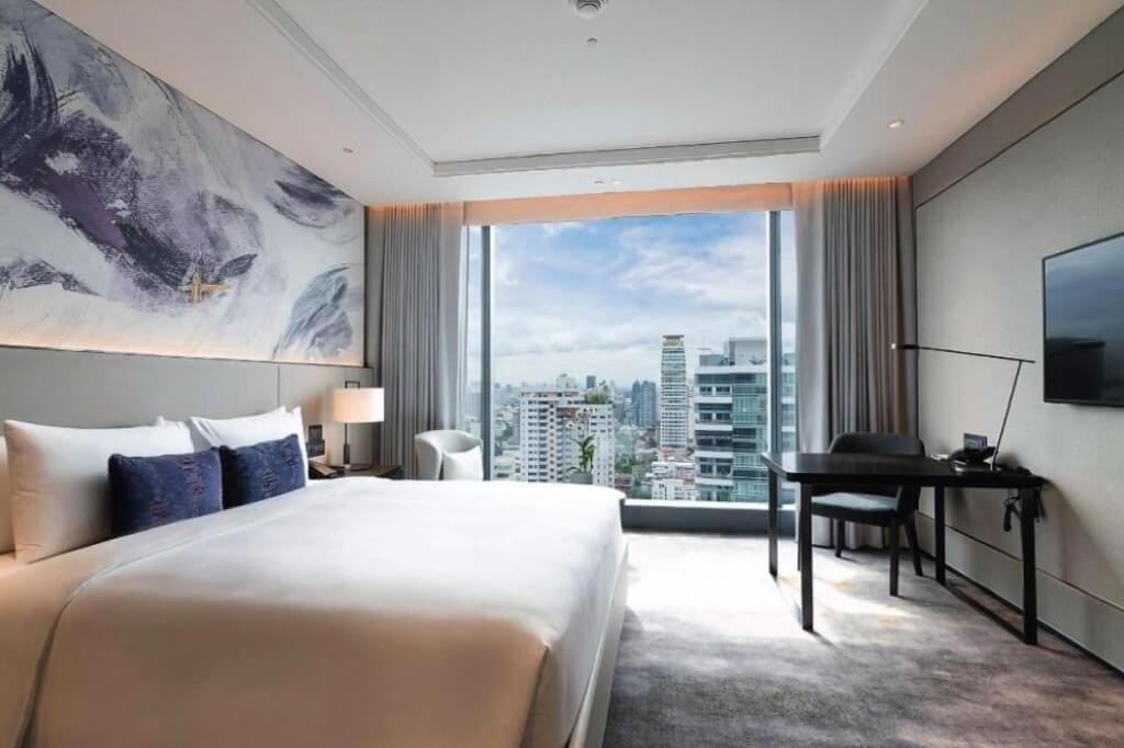 Carlton Hotel Bangkok Sukhumvit – Spacious & Comfy Standard Double Room with a sleek, modern design.