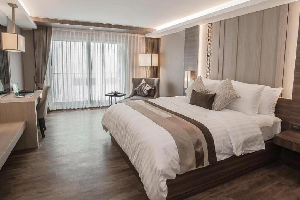 Arte Hotel Bangkok double bed room with comfortable bedding