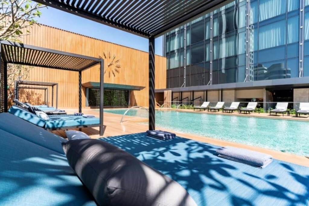 The rooftop pool at Carlton Hotel Bangkok Sukhumvit has chill vibes and killer city views — perfect for relaxing.