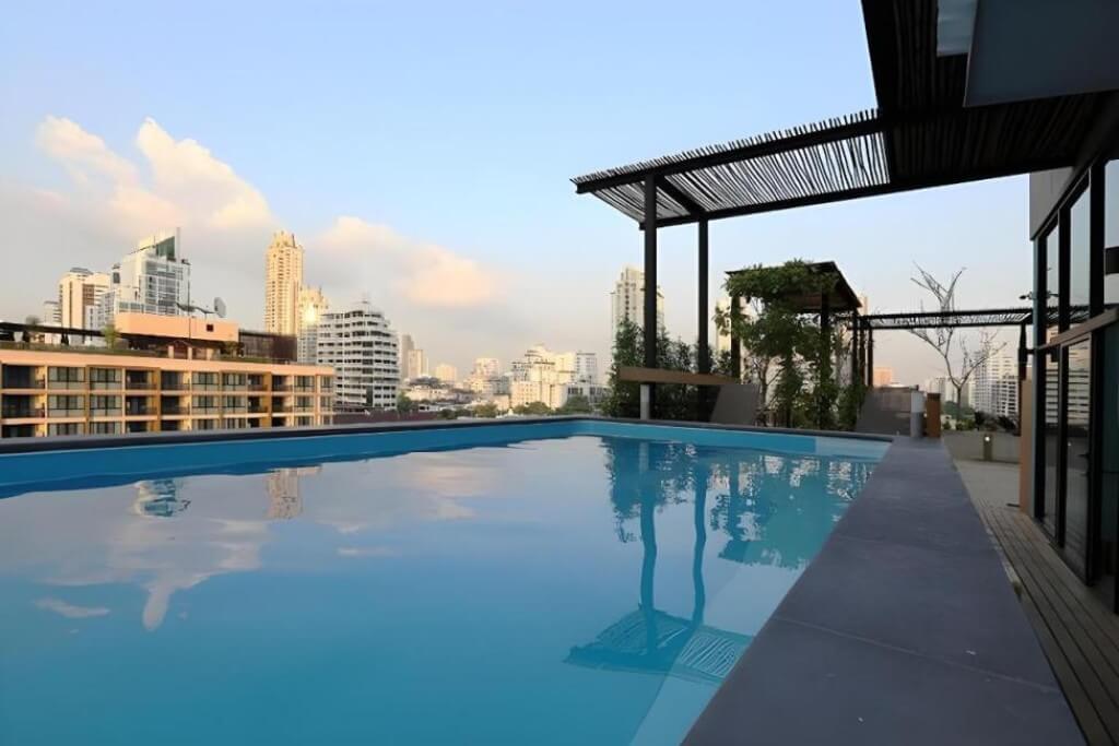 The rooftop pool at Tints of Blue Hotel Bangkok has the Bangkok city skyline as its backdrop.