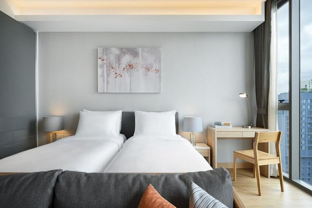 Oakwood Suites Bangkok twin bed room with two comfortable single beds