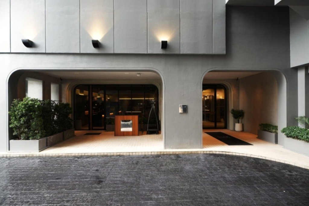 Grand entrance of Four Points by Sheraton Bangkok Sukhumvit 22 with shuttle pickup point