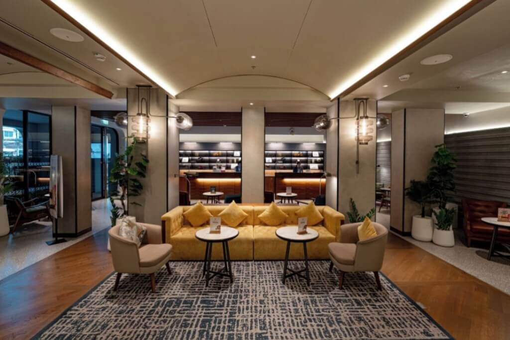 Comfortable lobby lounge seating area at Four Points by Sheraton Bangkok Sukhumvit 22