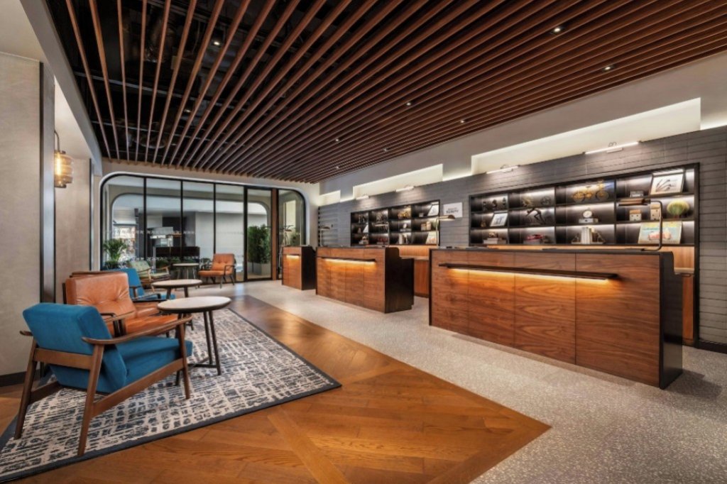Reception desk at Four Points by Sheraton Bangkok Sukhumvit 22 with Chinese-speaking staff