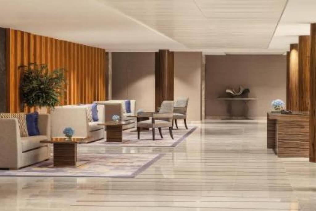 Holiday Inn Bangkok lobby lounge chairs relaxing atmosphere