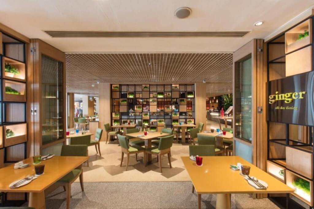 Holiday Inn Bangkok breakfast seating area bright and comfortable