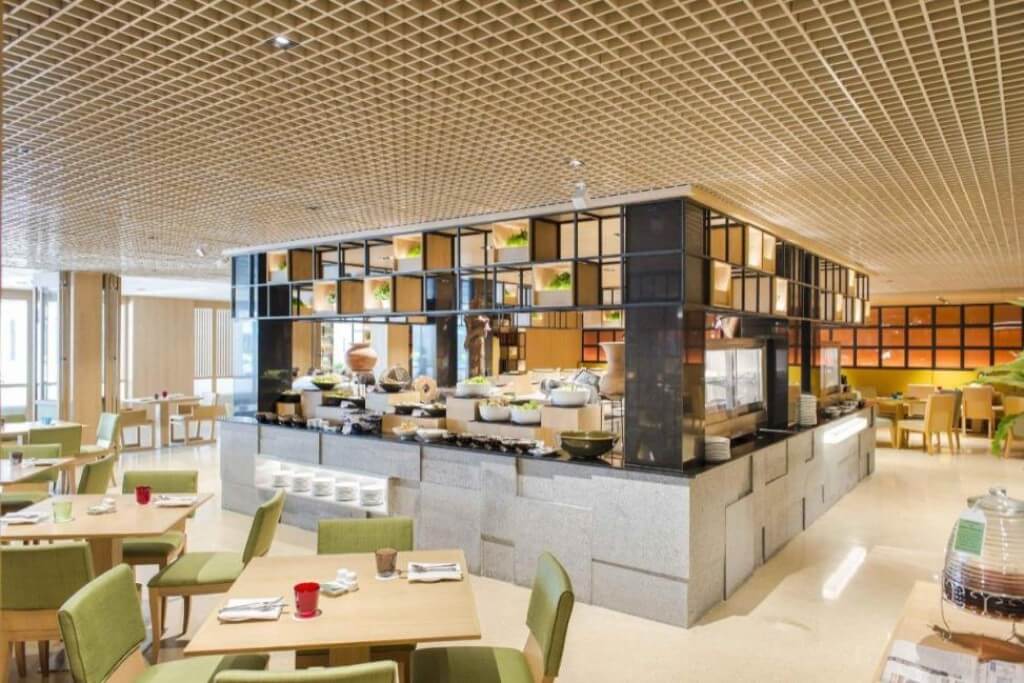 Holiday Inn Bangkok breakfast buffet and dining area overall view