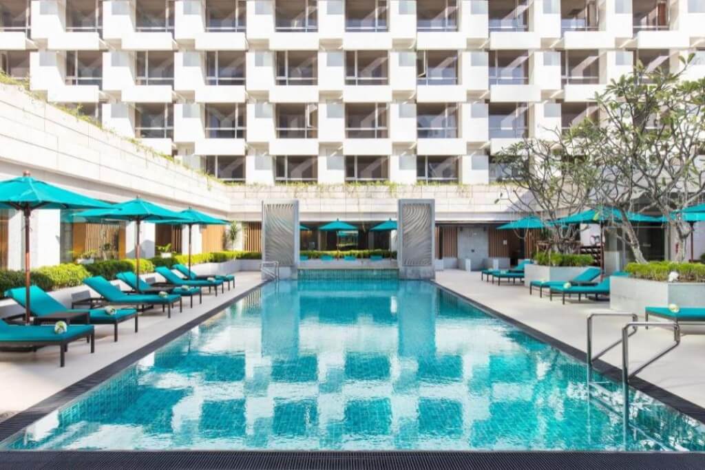 Holiday Inn Bangkok outdoor swimming pool with open view