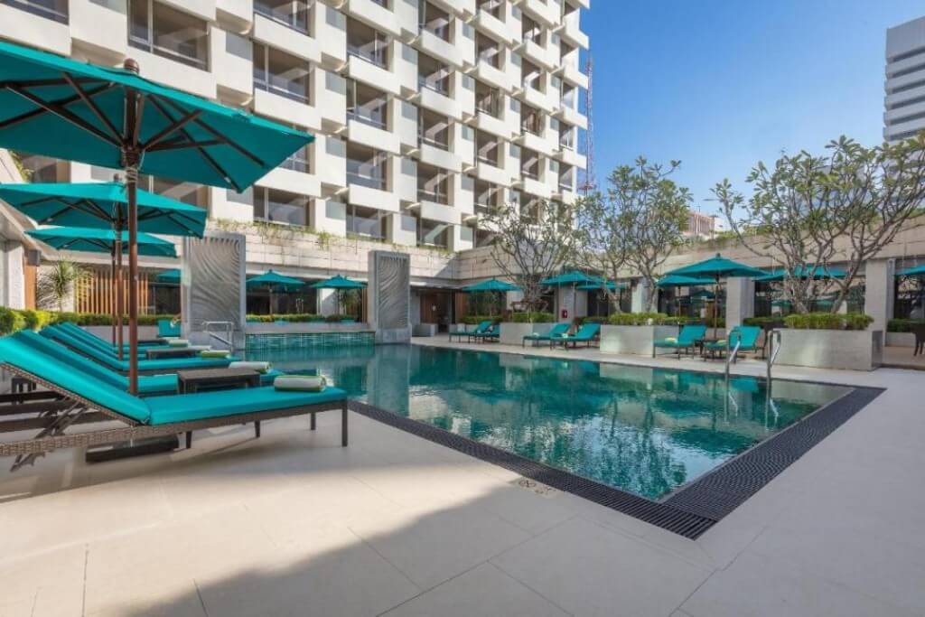 Holiday Inn Bangkok pool lounge chairs for relaxing and sunbathing