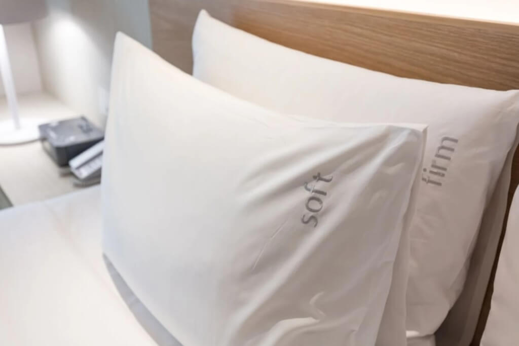 Holiday Inn Bangkok comfortable bed two pillows one soft one firm for good sleep