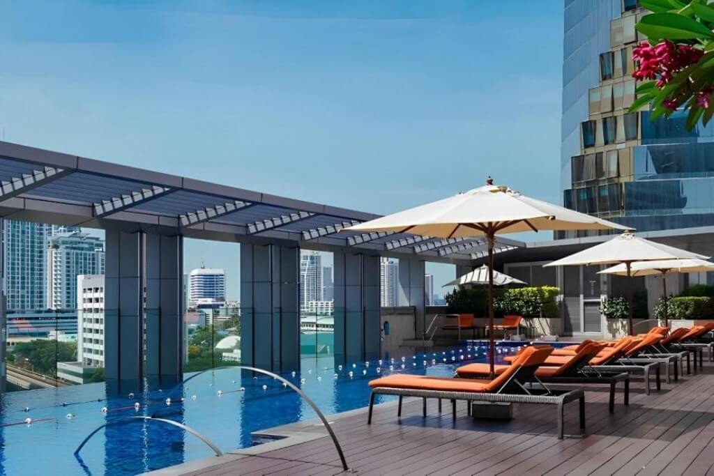 Bangkok Marriott Hotel Sukhumvit rooftop infinity pool with open city view at sunset