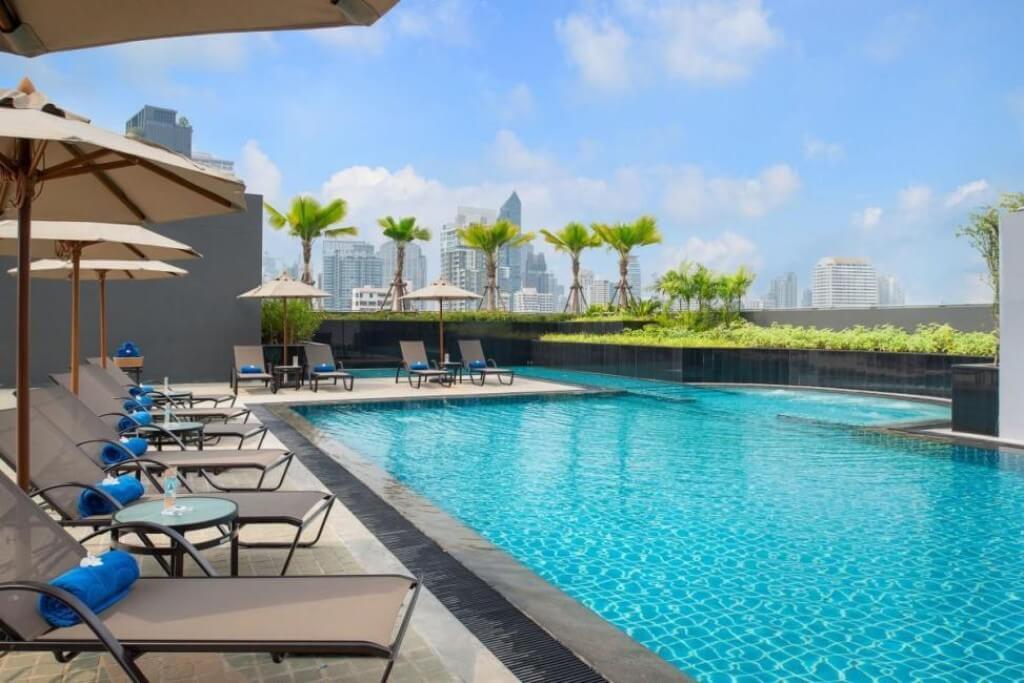 Rooftop swimming pool at Hotel Nikko Bangkok with relaxing resort atmosphere