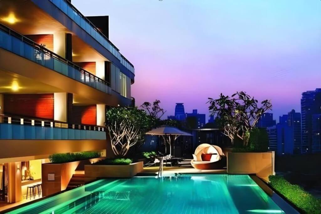 Rooftop pool at MUU Bangkok Hotel with great night atmosphere