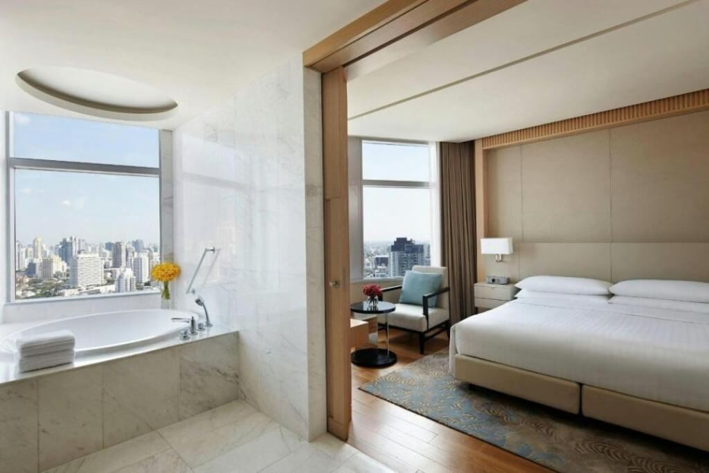 Bangkok Marriott Hotel Sukhumvit spacious king room with clean and simple design