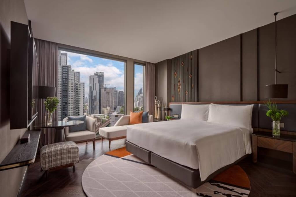 Spacious guest room at Intercontinental Bangkok Sukhumvit with large floor-to-ceiling windows and good natural light