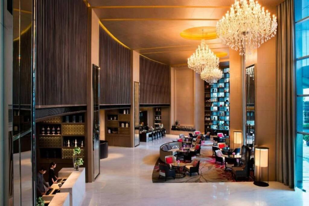 Bangkok Marriott Hotel Sukhumvit grand lobby with high ceiling and modern chandelier