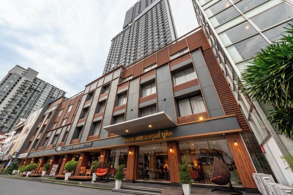 The Bedrooms Boutique Hotel exterior building facade on Sukhumvit 77