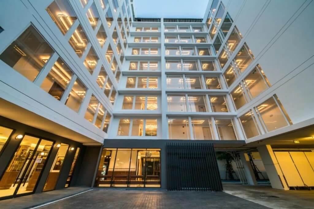 Hotel Amber Sukhumvit 85 courtyard area
