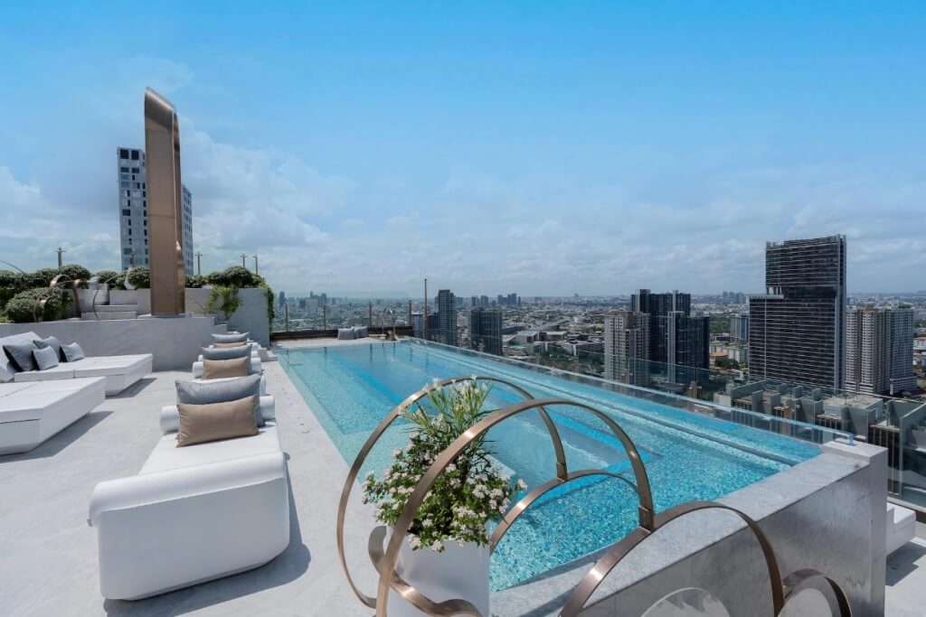 Pool loungers of INNSiDE by Meliá Bangkok Sukhumvit with white base and champagne gold pillows