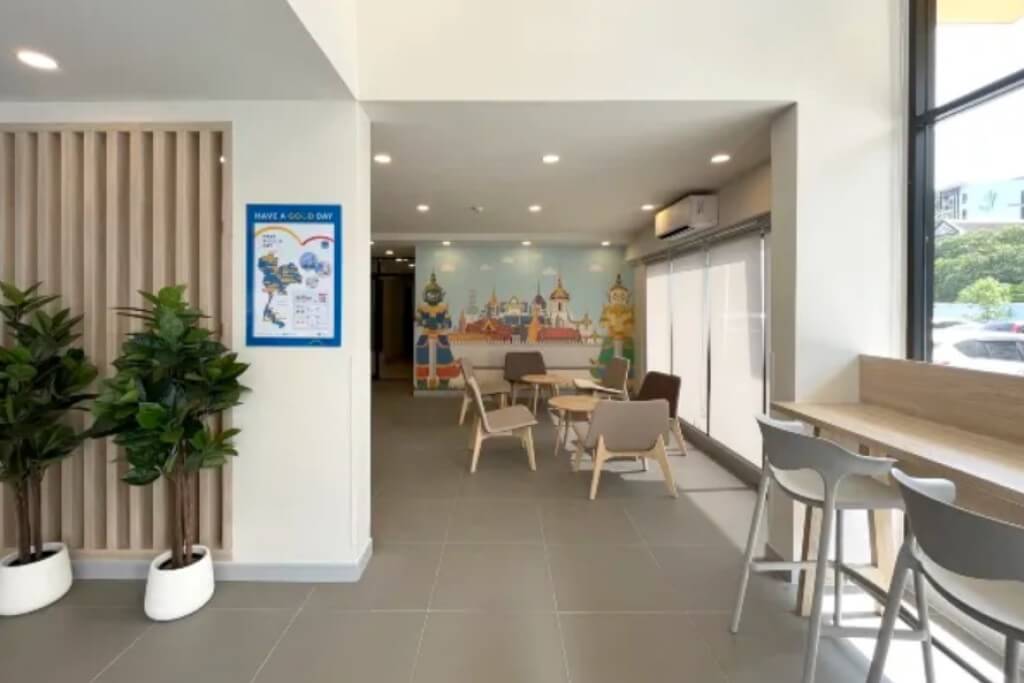 Hop Inn On Nut lobby lounge area with simple clean seating