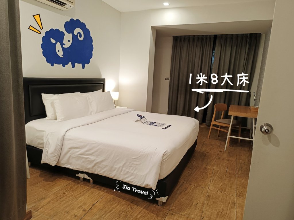 Kokotel Bangkok Sukhumvit 50 1.8 meter double bed with white linens and two pillows