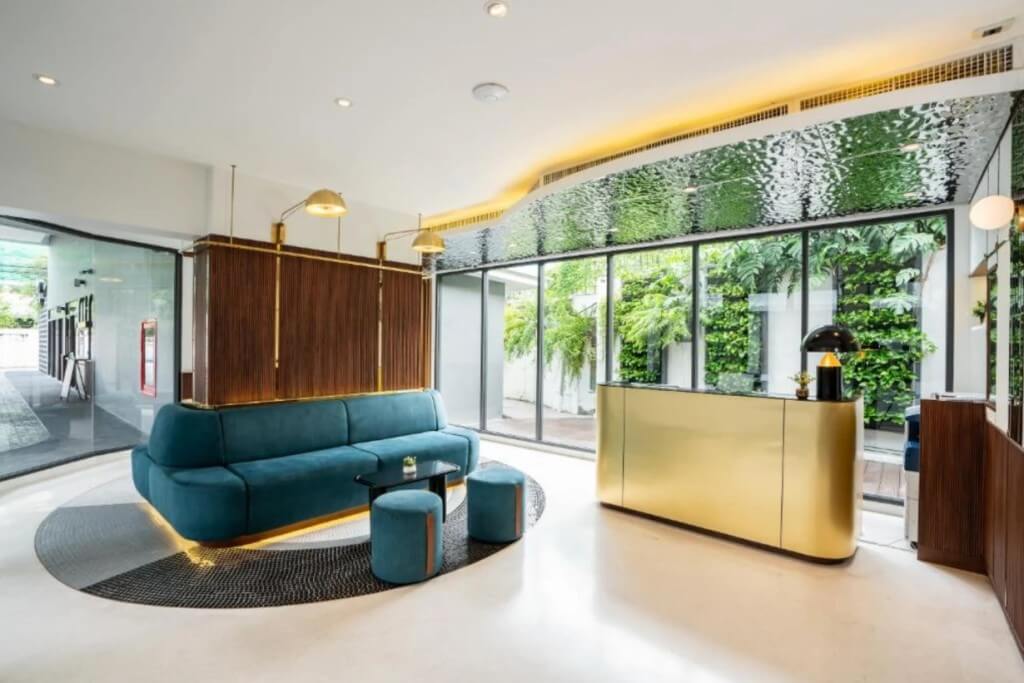 Hotel Amber Sukhumvit 85 reception desk