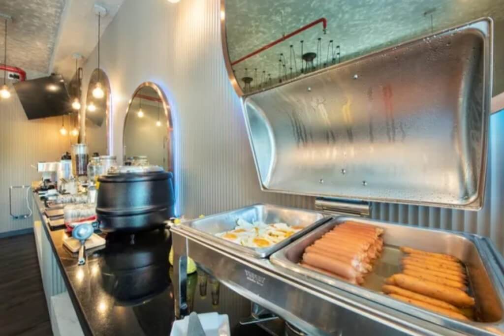 hot food station at Qiu Hotel Sukhumvit breakfast